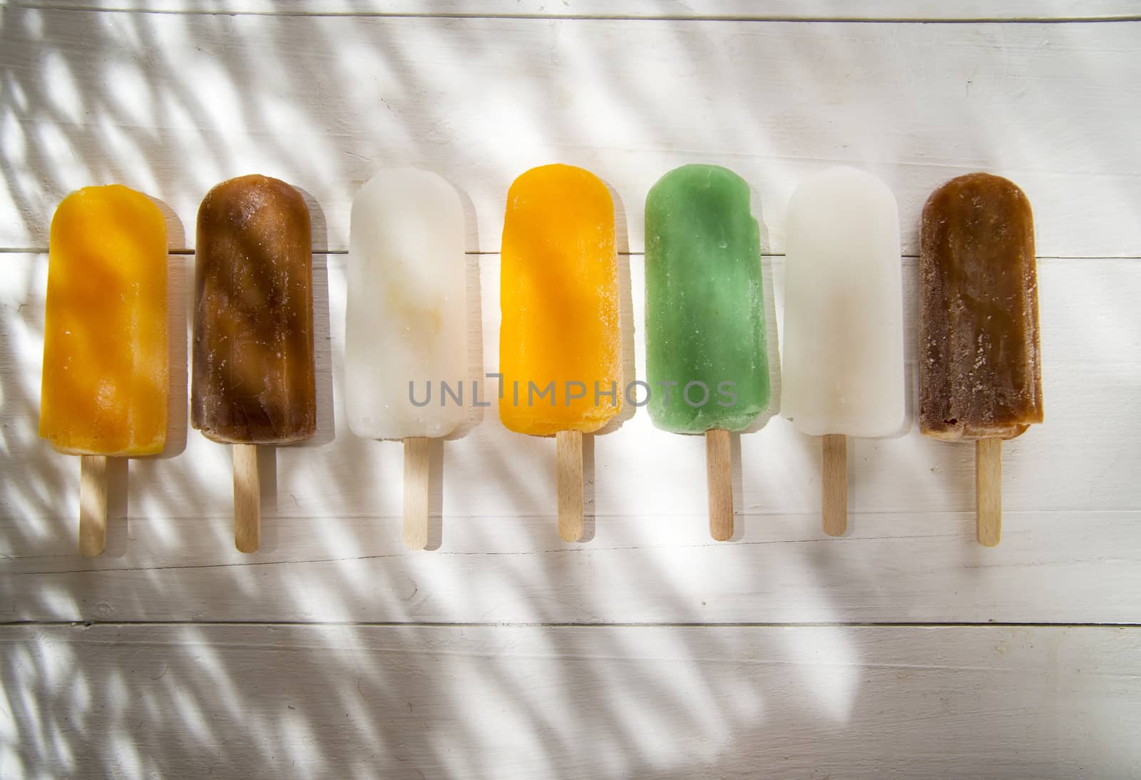 Cool off in summer with a break at the base of the fruit popsicles