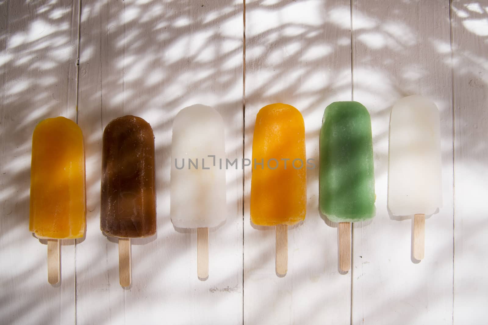 Cool off in summer with a break at the base of the fruit popsicles