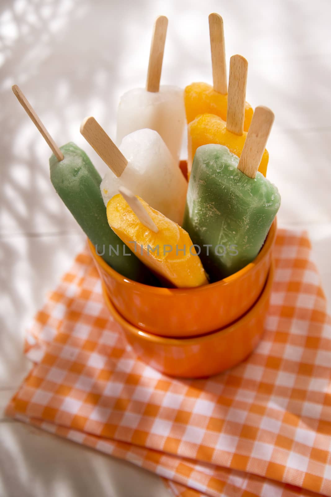 Cool off in summer with a break at the base of the fruit popsicles