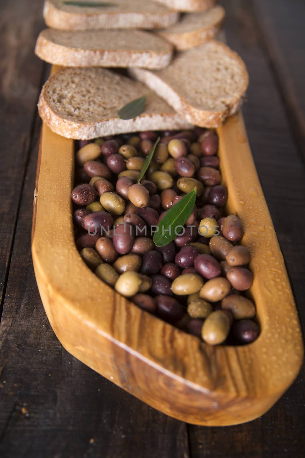 Bread and olives by fotografiche.eu