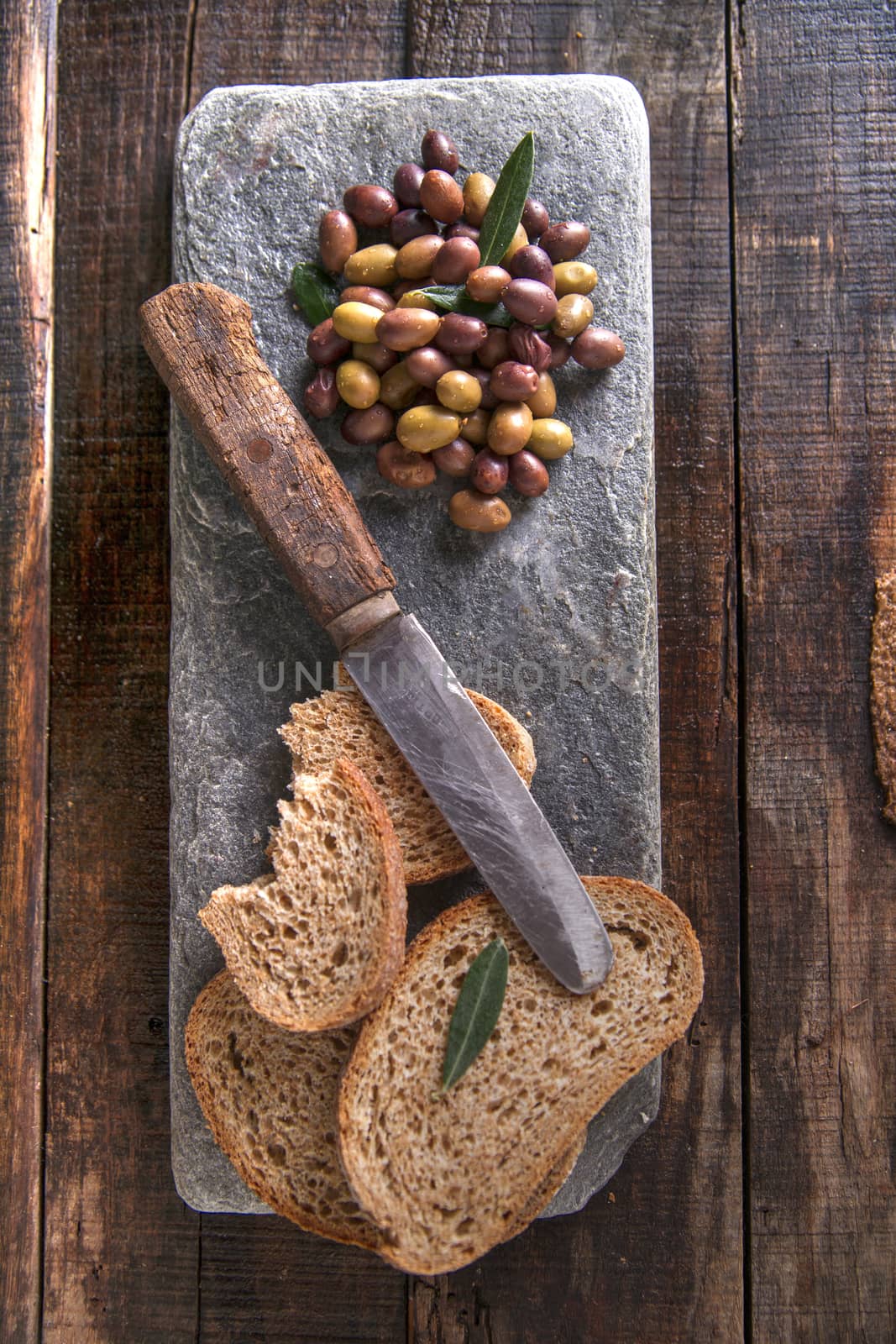 Bread and olives by fotografiche.eu