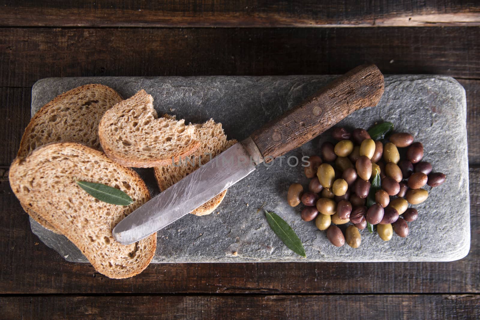 Bread and olives by fotografiche.eu