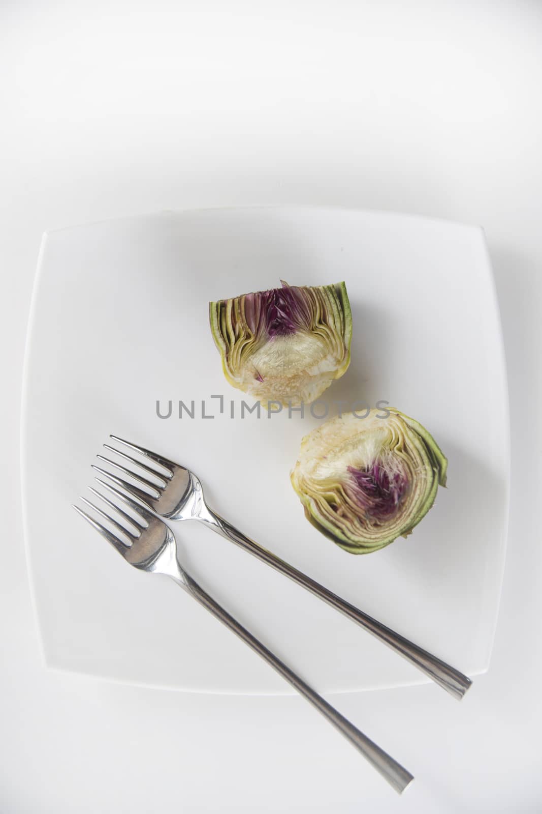 Presentation of a side dish made of fresh artichokes
