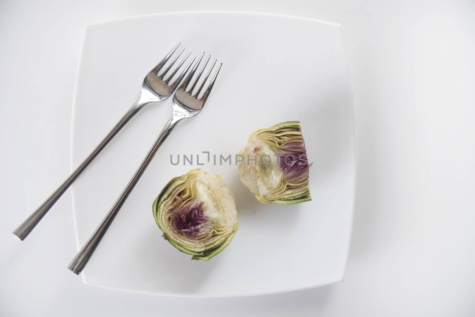 Presentation of a side dish made of fresh artichokes
