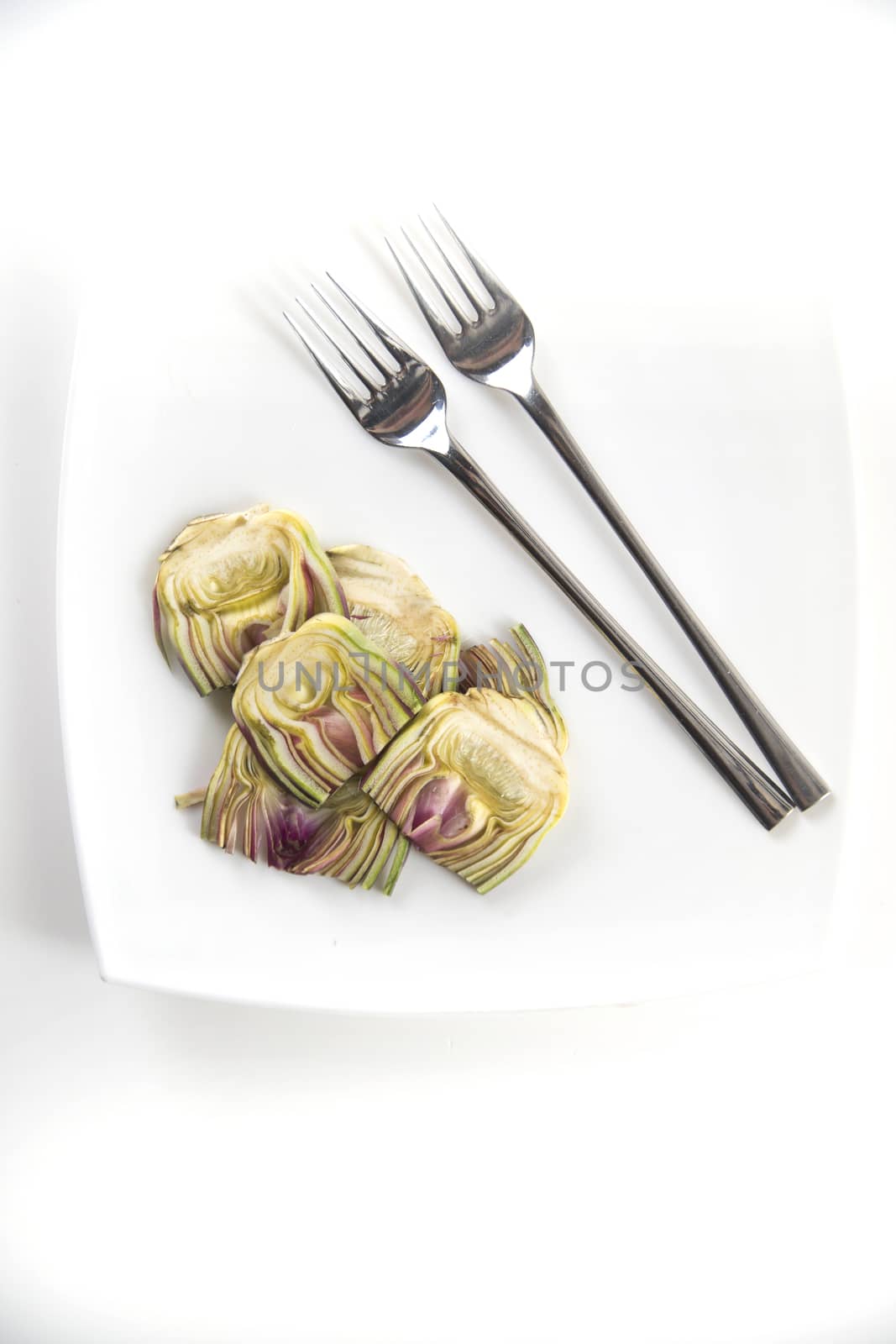 Presentation of a side dish made of fresh artichokes
