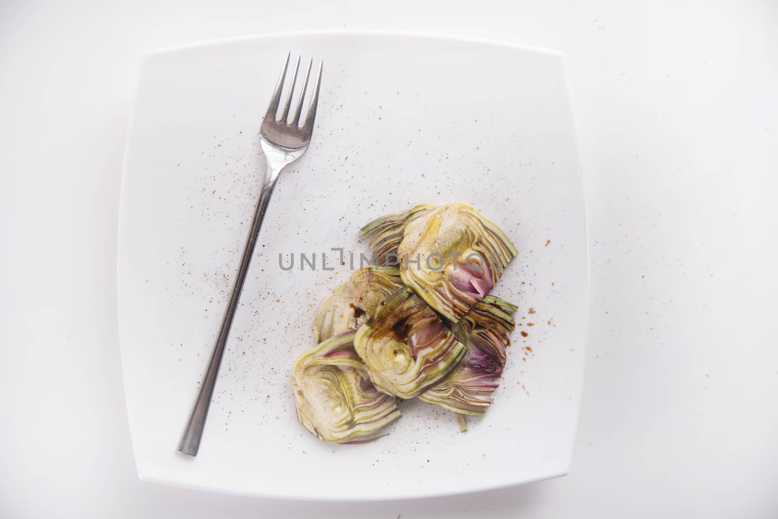 Presentation of a side dish made of fresh artichokes
