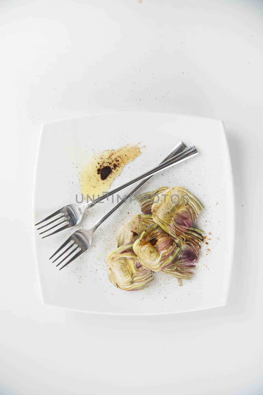 Presentation of a side dish made of fresh artichokes
