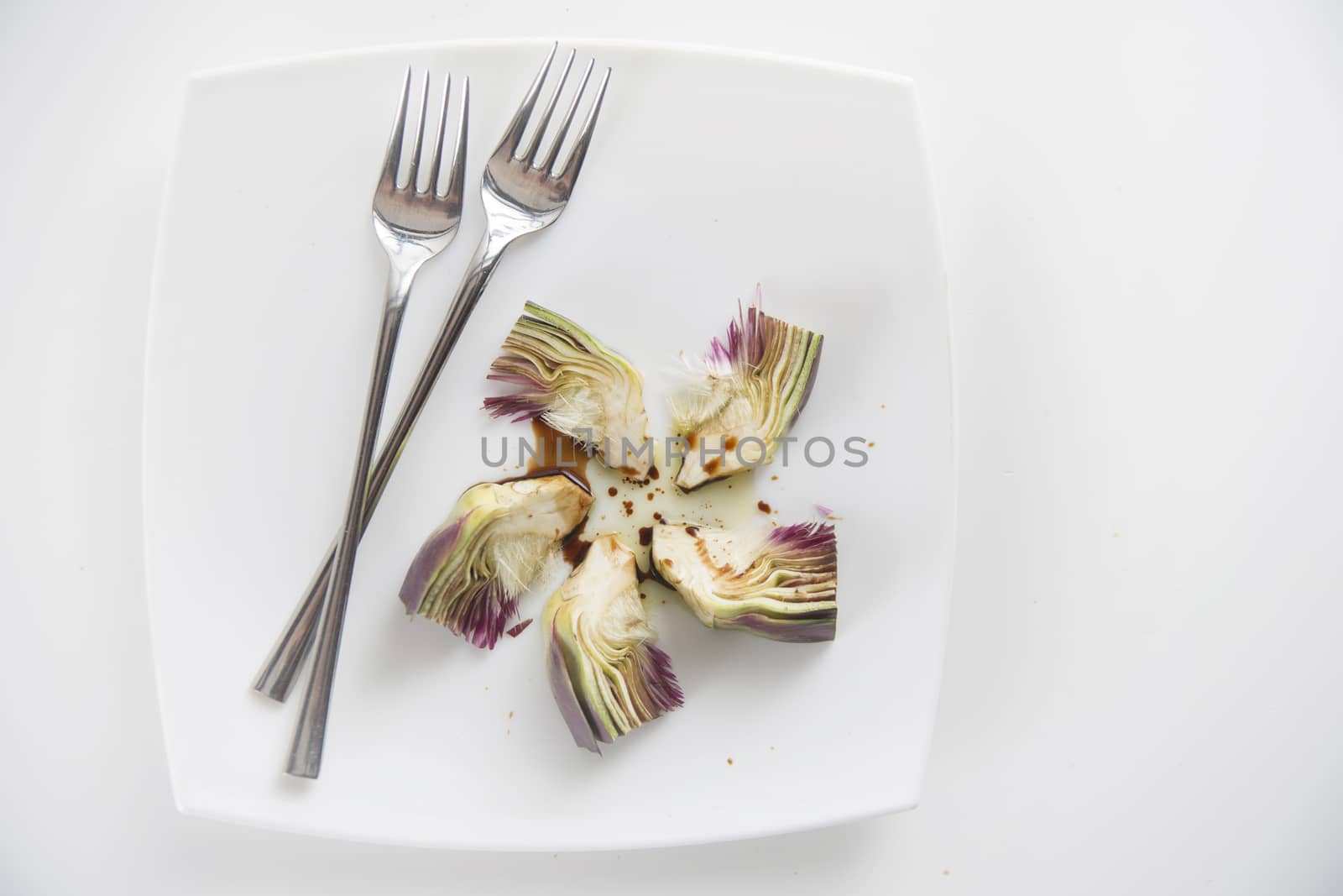 Presentation of a side dish made of fresh artichokes
