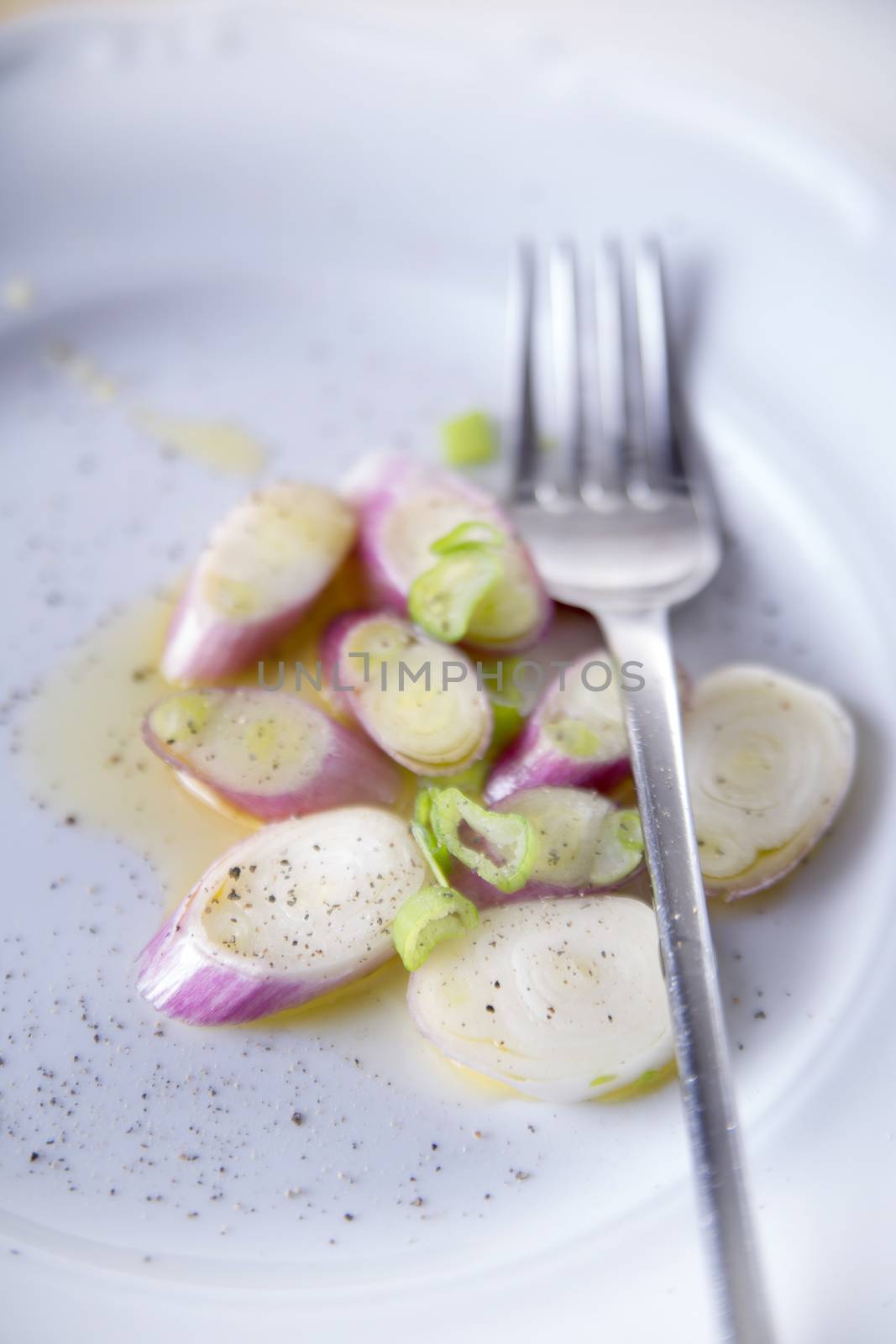 Presentation of pieces of red onion of Tropea on a plate