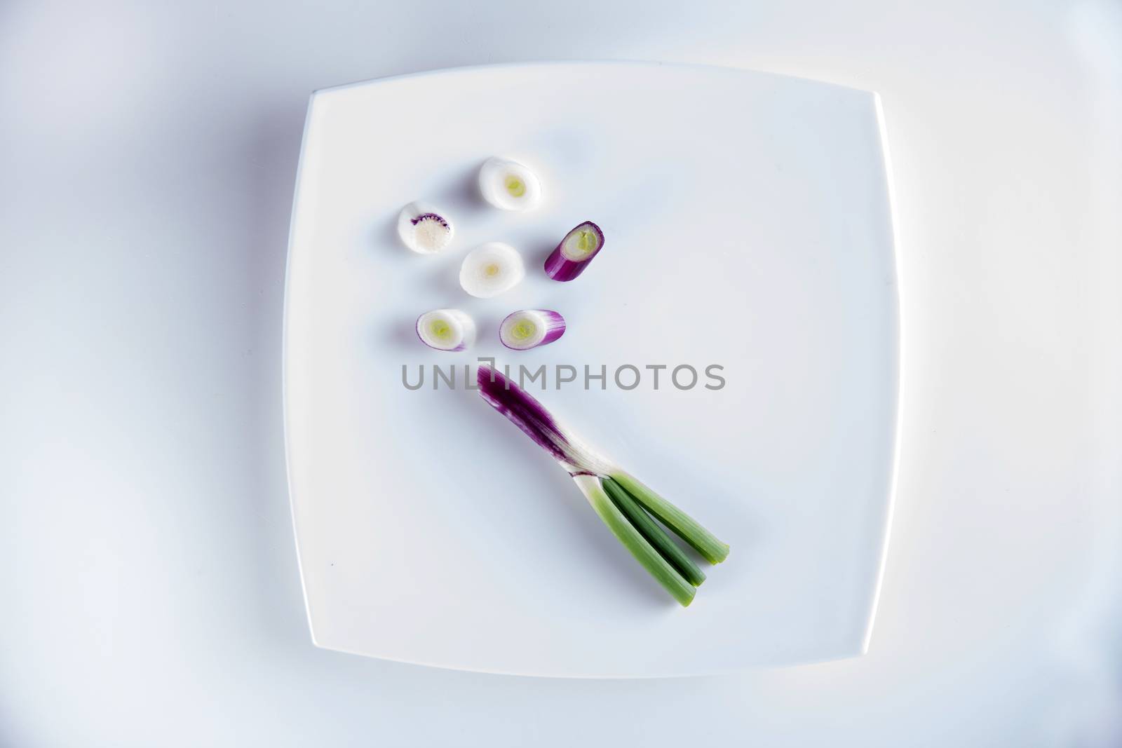 Presentation of pieces of red onion of Tropea on a plate