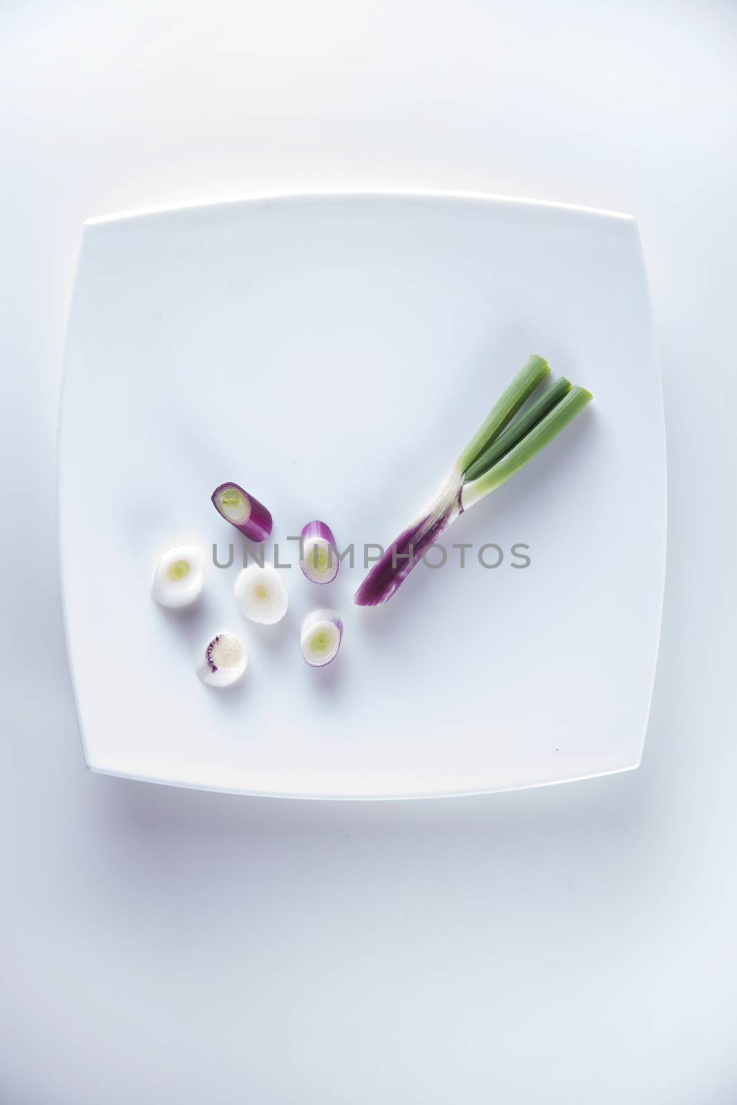 Presentation of pieces of red onion of Tropea on a plate