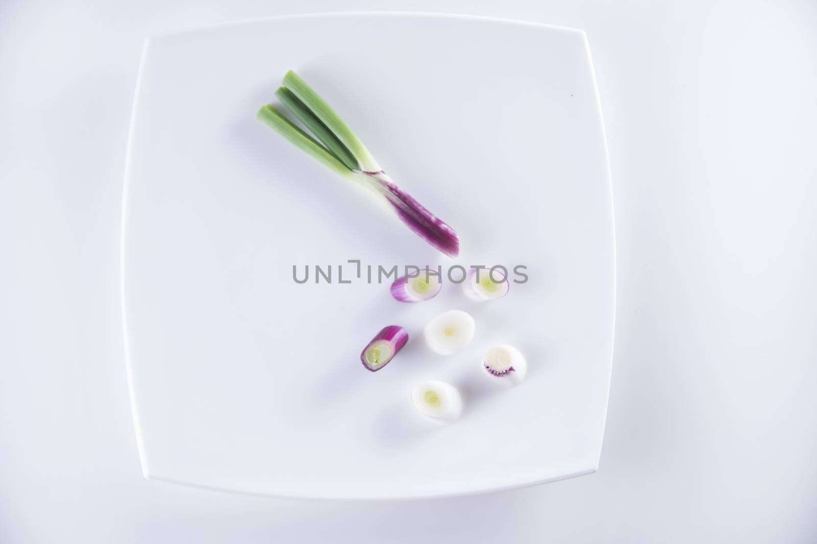 Presentation of pieces of red onion of Tropea on a plate