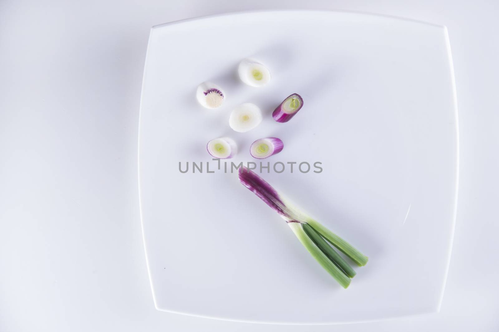 Presentation of pieces of red onion of Tropea on a plate