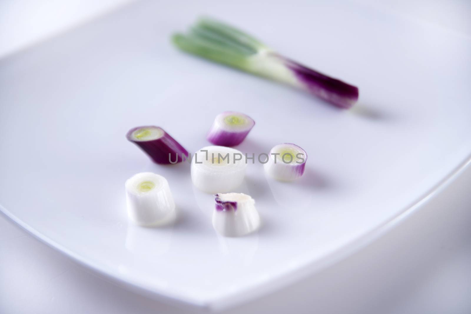 Presentation of pieces of red onion of Tropea on a plate