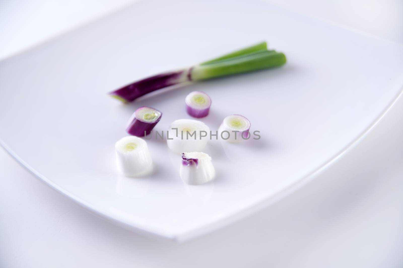 Presentation of pieces of red onion of Tropea on a plate