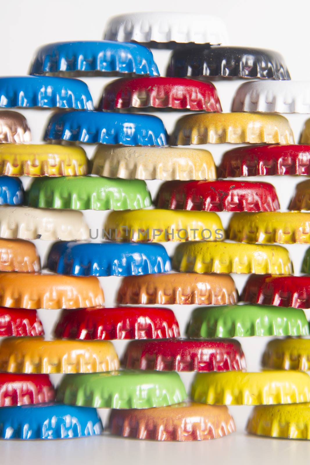 Multicolored set of metal bottle caps for beverages