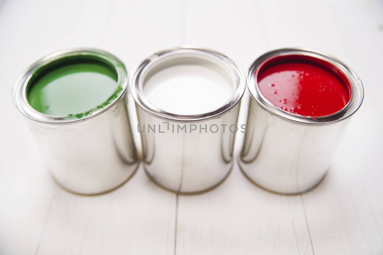 Presentation of the flag of the Italian flag through three cans of paint
