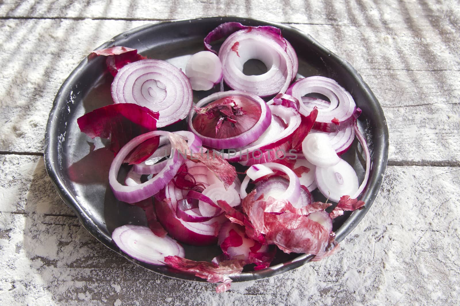 Presentation of red onion in small tray