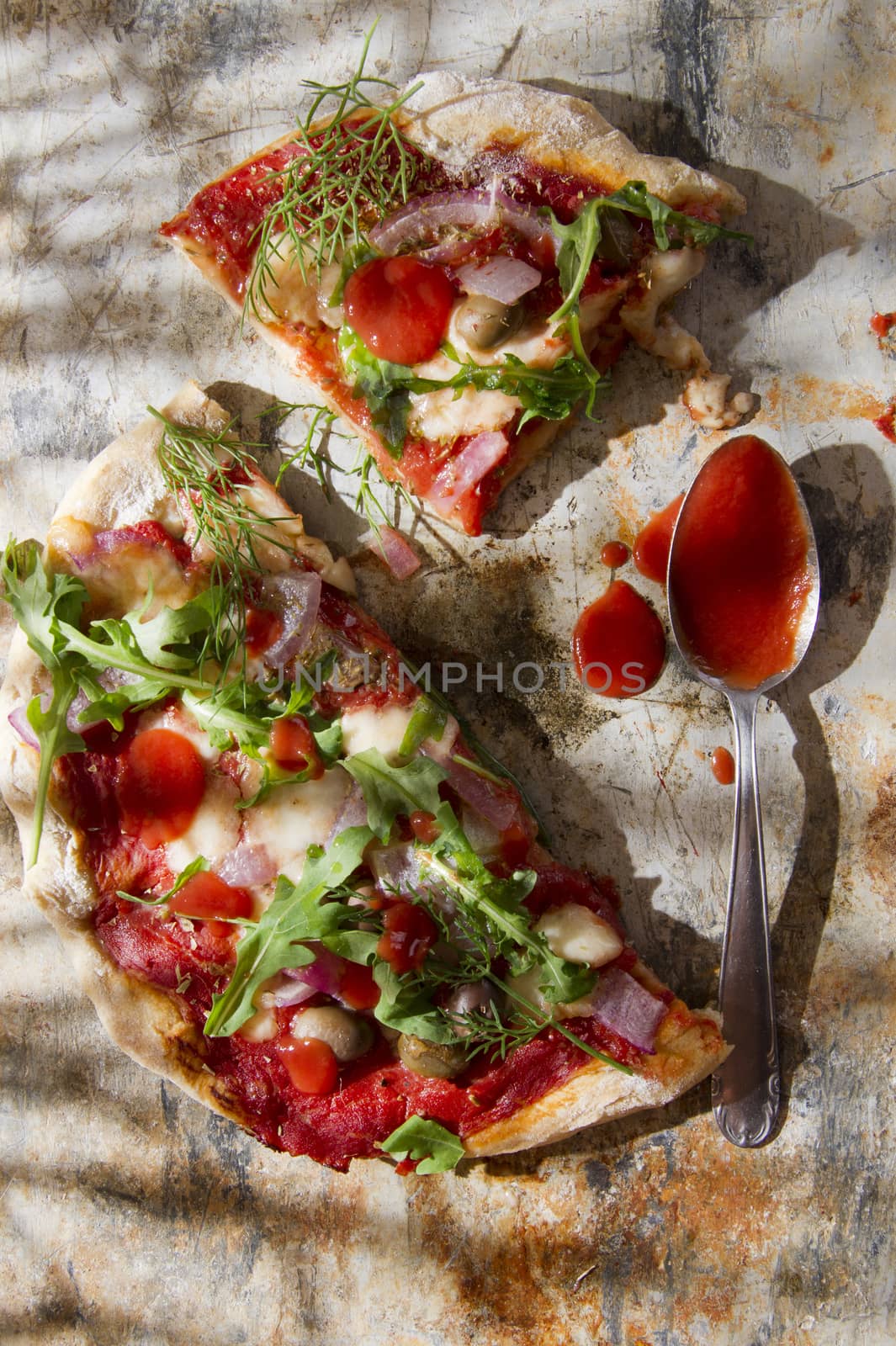 Pizza base with whole wheat flour with arugula and onion 

