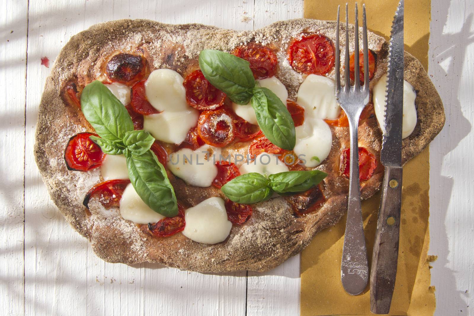 Pizza with whole wheat flour by fotografiche.eu