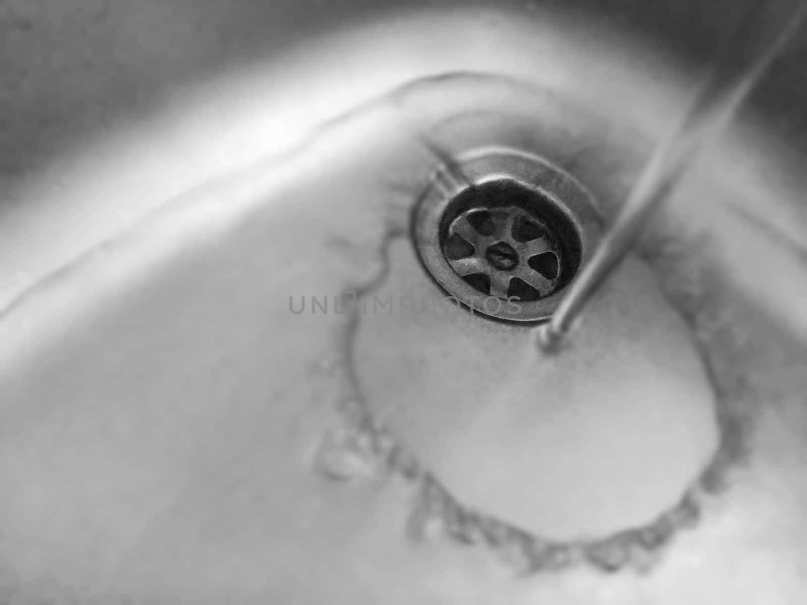 Water on aluminium sink by rarrarorro