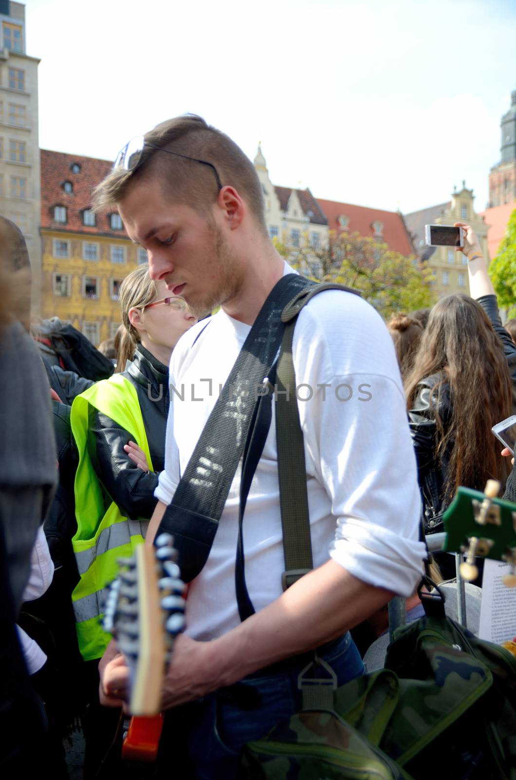 Guitarist - Guiness Record in Wroclaw by bartekchiny