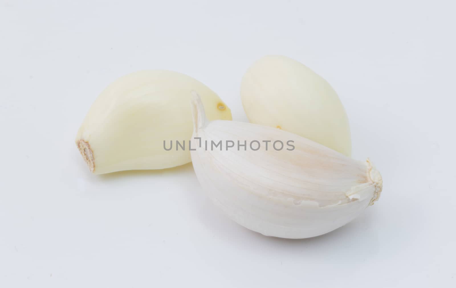 Fresh white garlic isolated on white background by chingraph