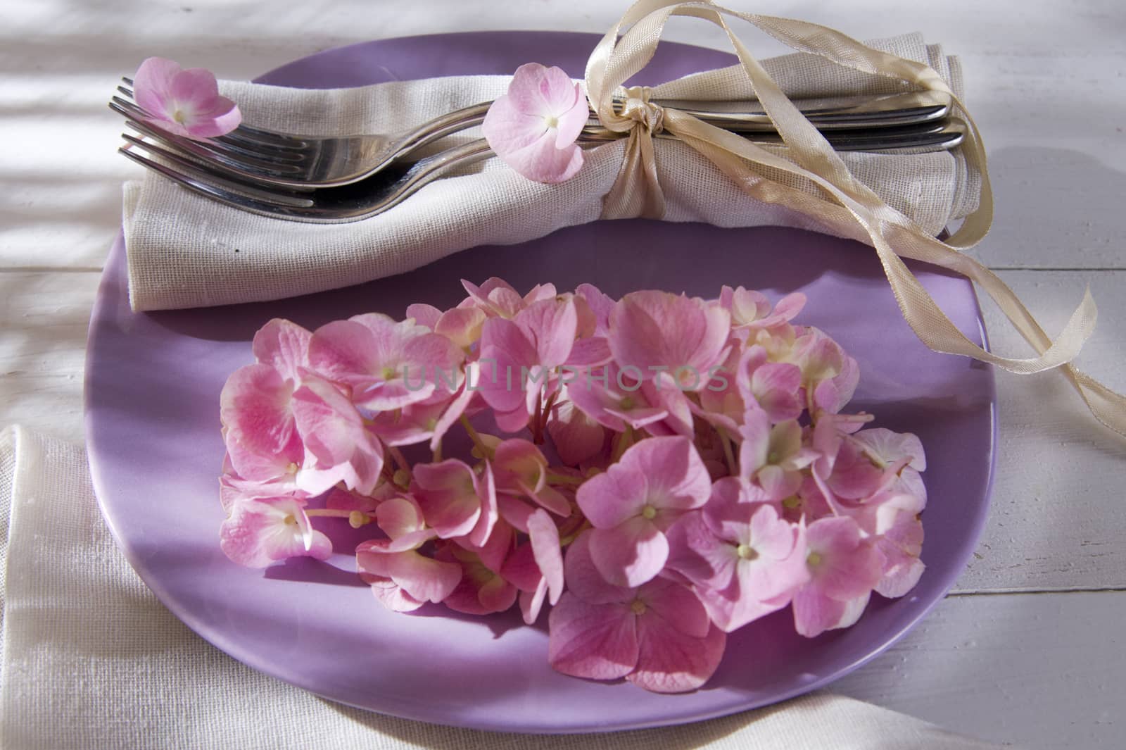 Using the hydrangea flower for the preparation of the table 