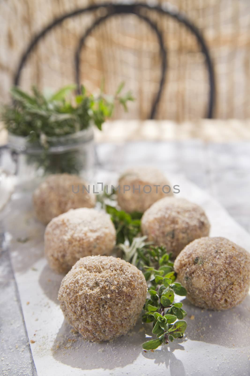 Preparation and presentation of raw meatballs