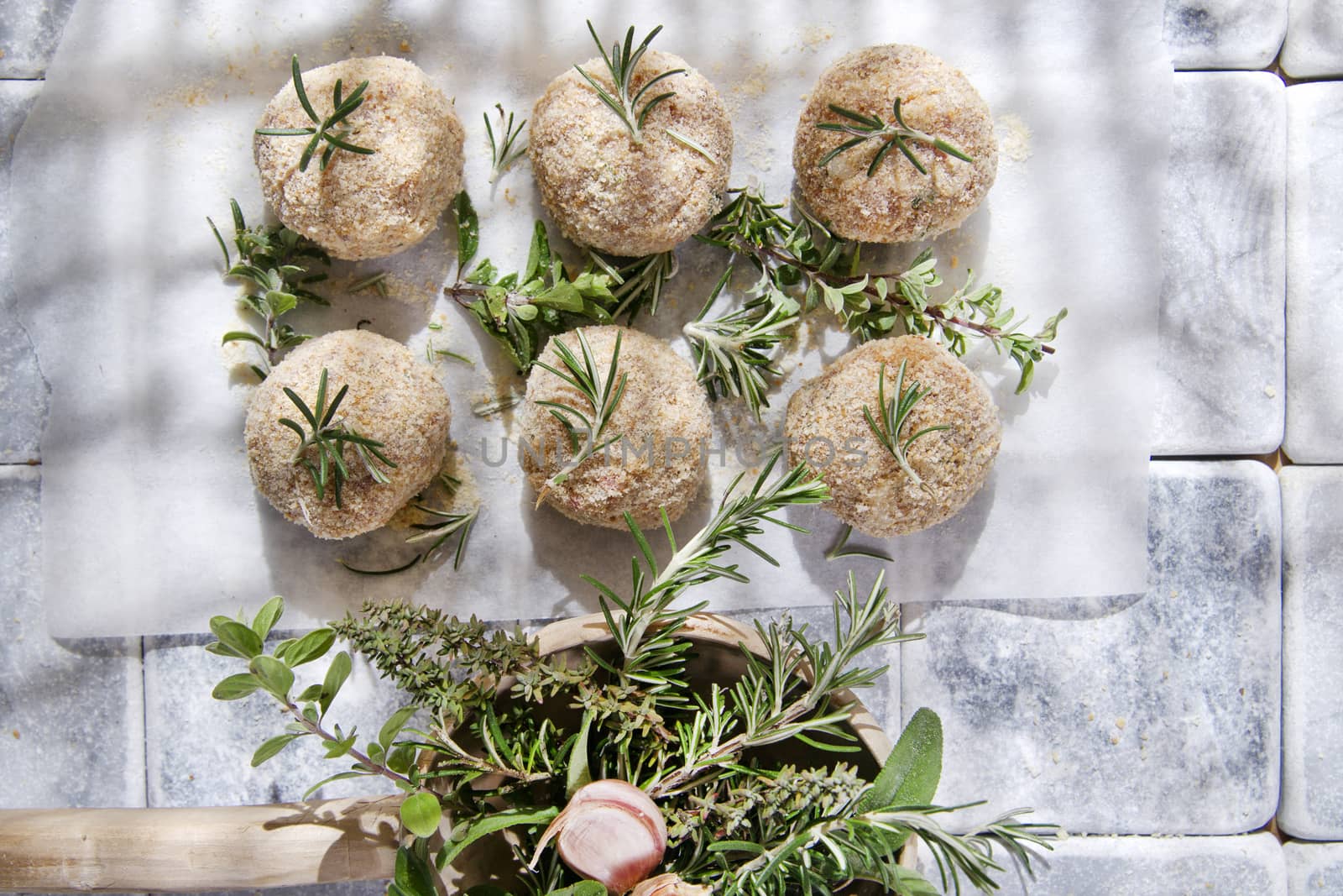 Preparation and presentation of raw meatballs