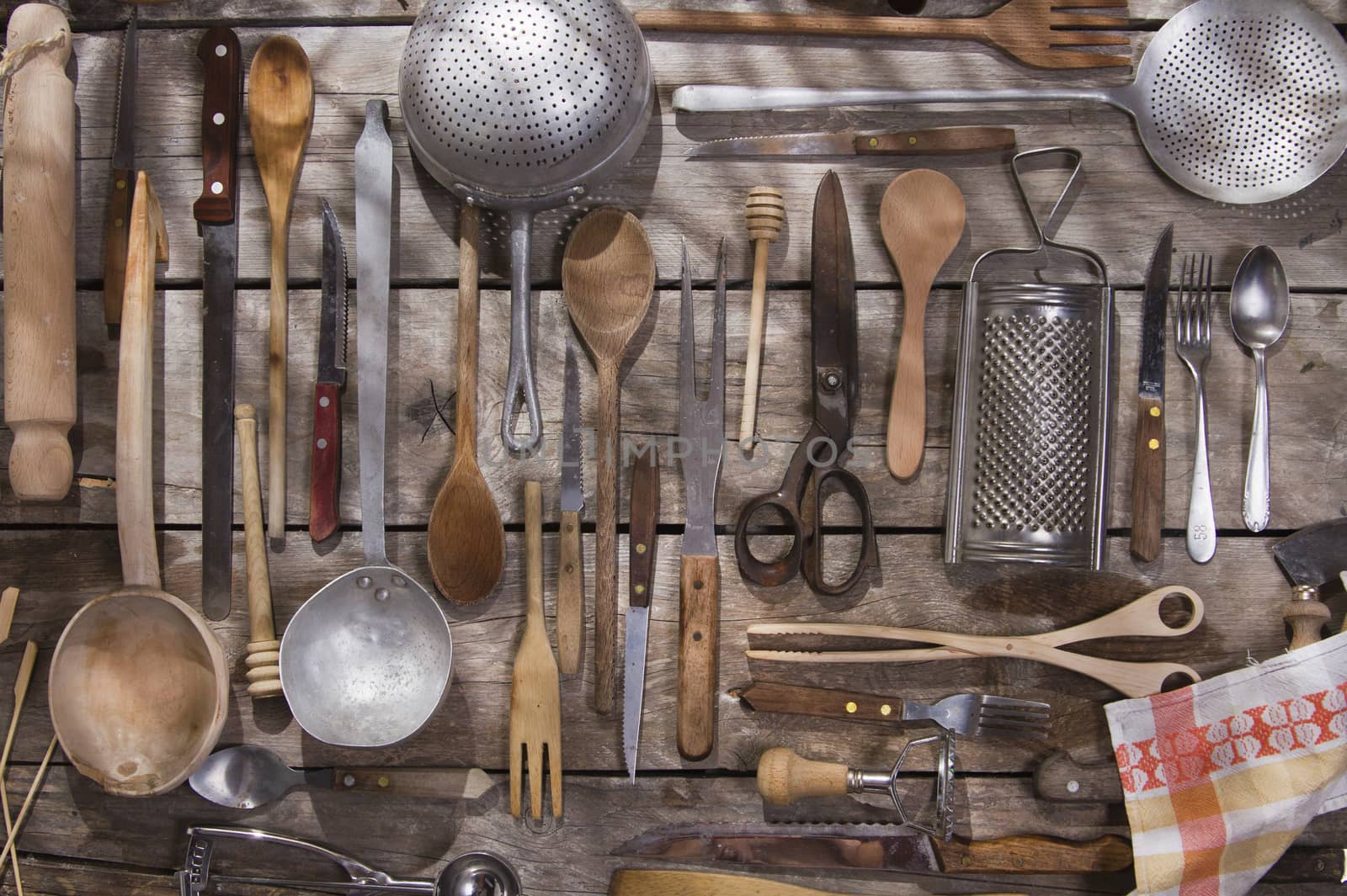 Old and various accessories for the preparation of food 
