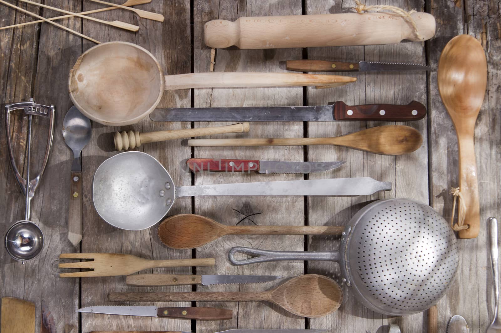 Old and various accessories for the preparation of food 
