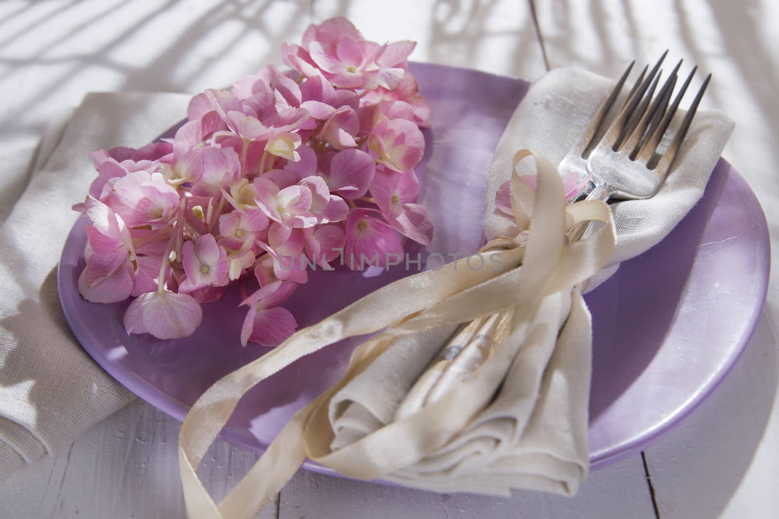 Using the hydrangea flower for the preparation of the table 