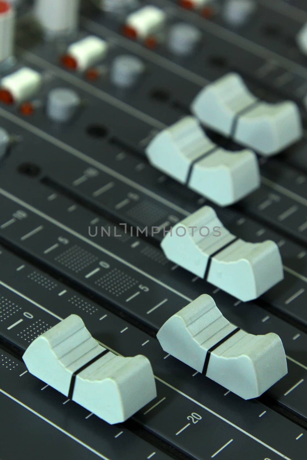 Audio mixing console by liewluck