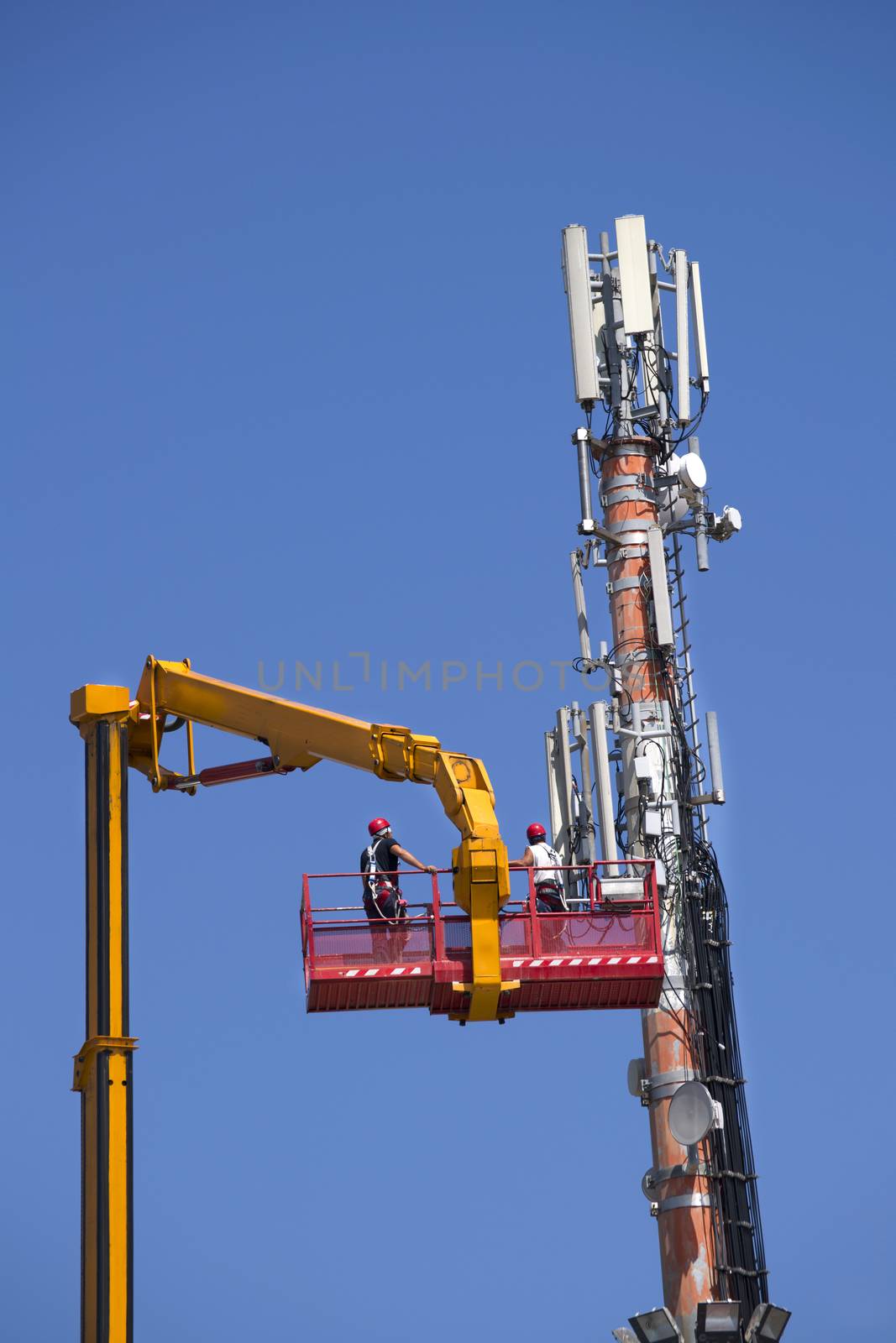 Maintenance to an antenna for communications  by fotografiche.eu