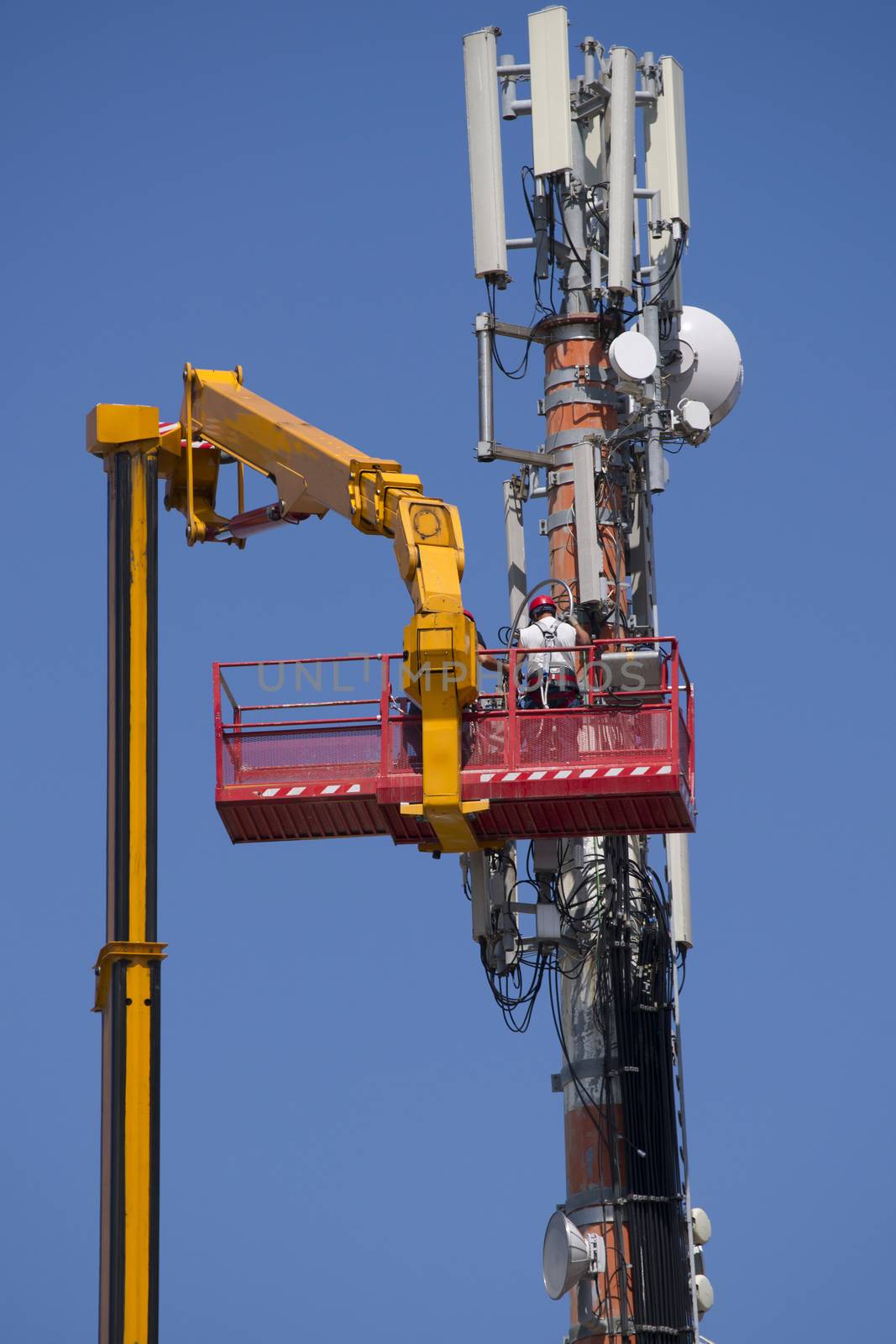 Maintenance to an antenna for communications  by fotografiche.eu