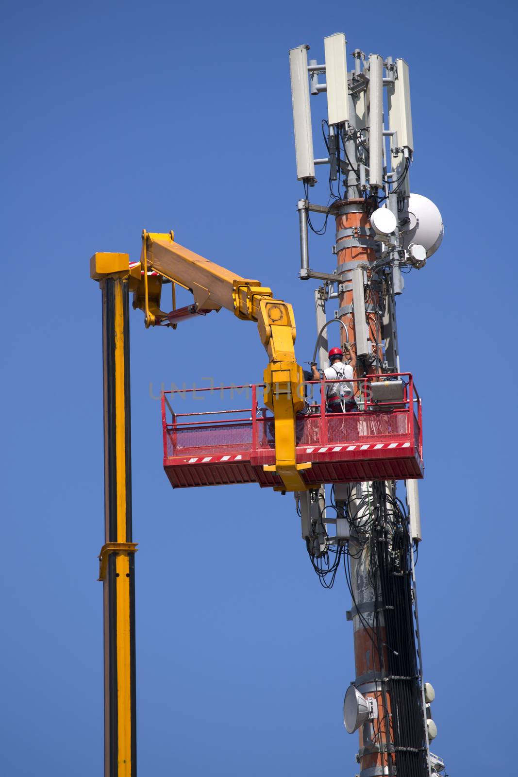 Maintenance to an antenna for communications  by fotografiche.eu