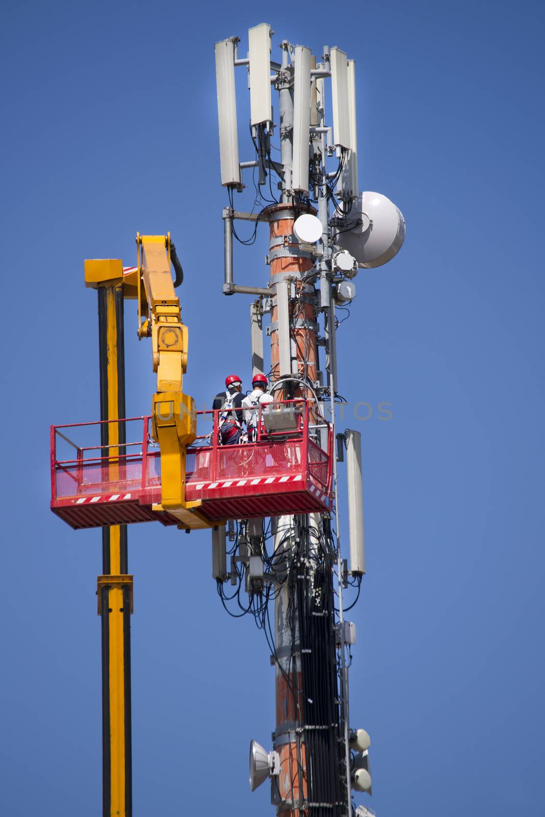 Maintenance to an antenna for communications  by fotografiche.eu