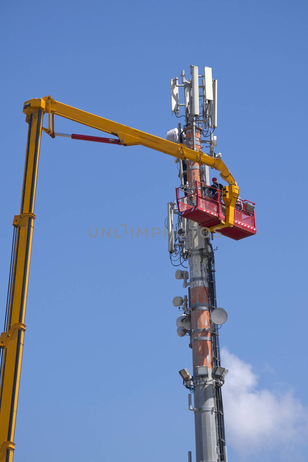 Maintenance to an antenna for communications  by fotografiche.eu
