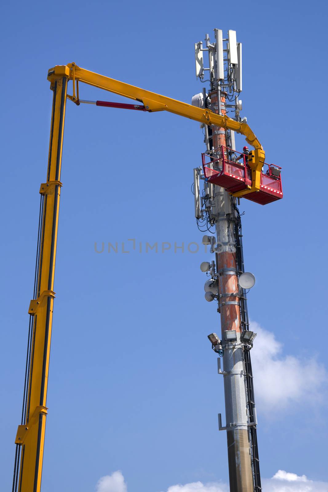 Maintenance to an antenna for communications  by fotografiche.eu