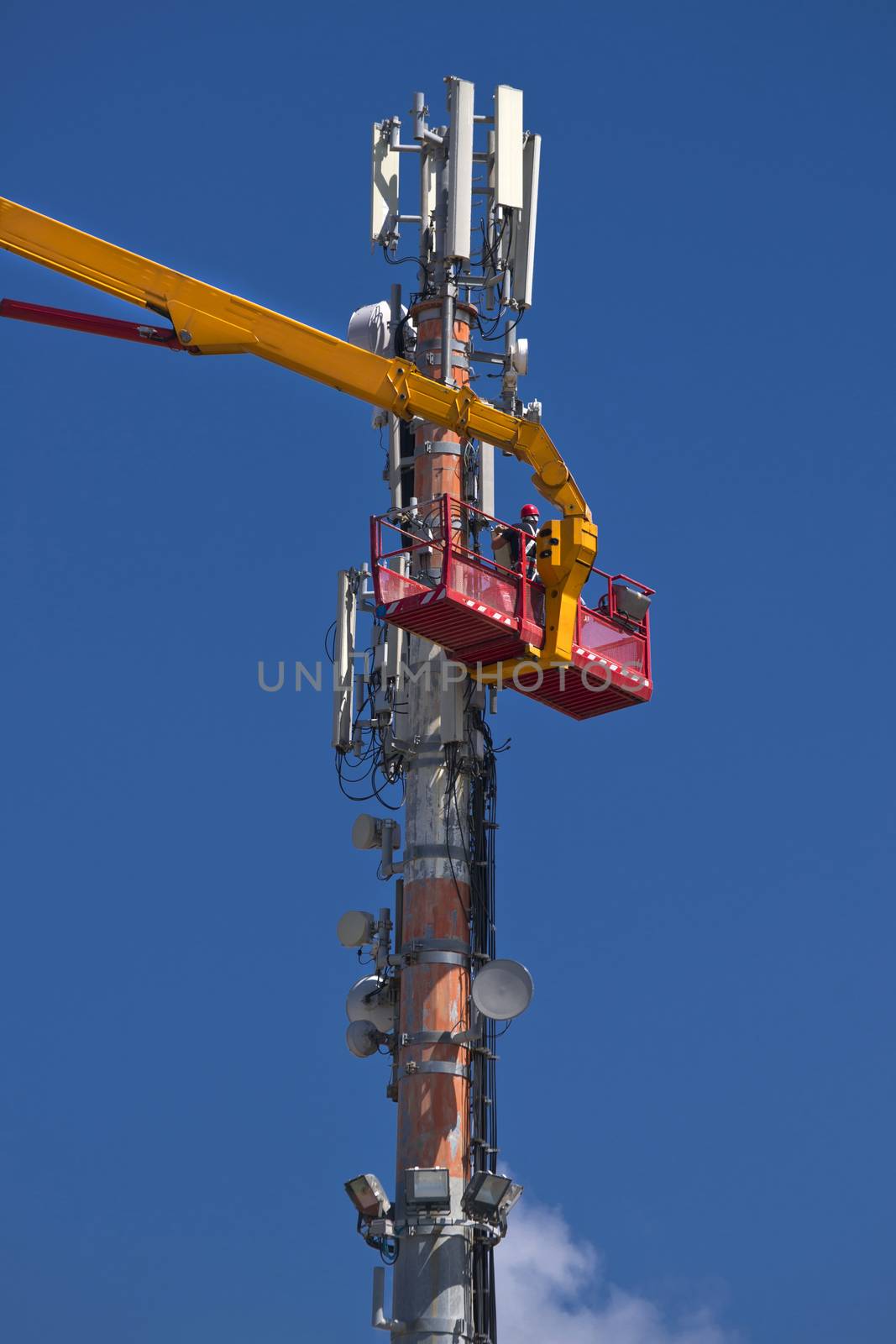 Maintenance to an antenna for communications  by fotografiche.eu