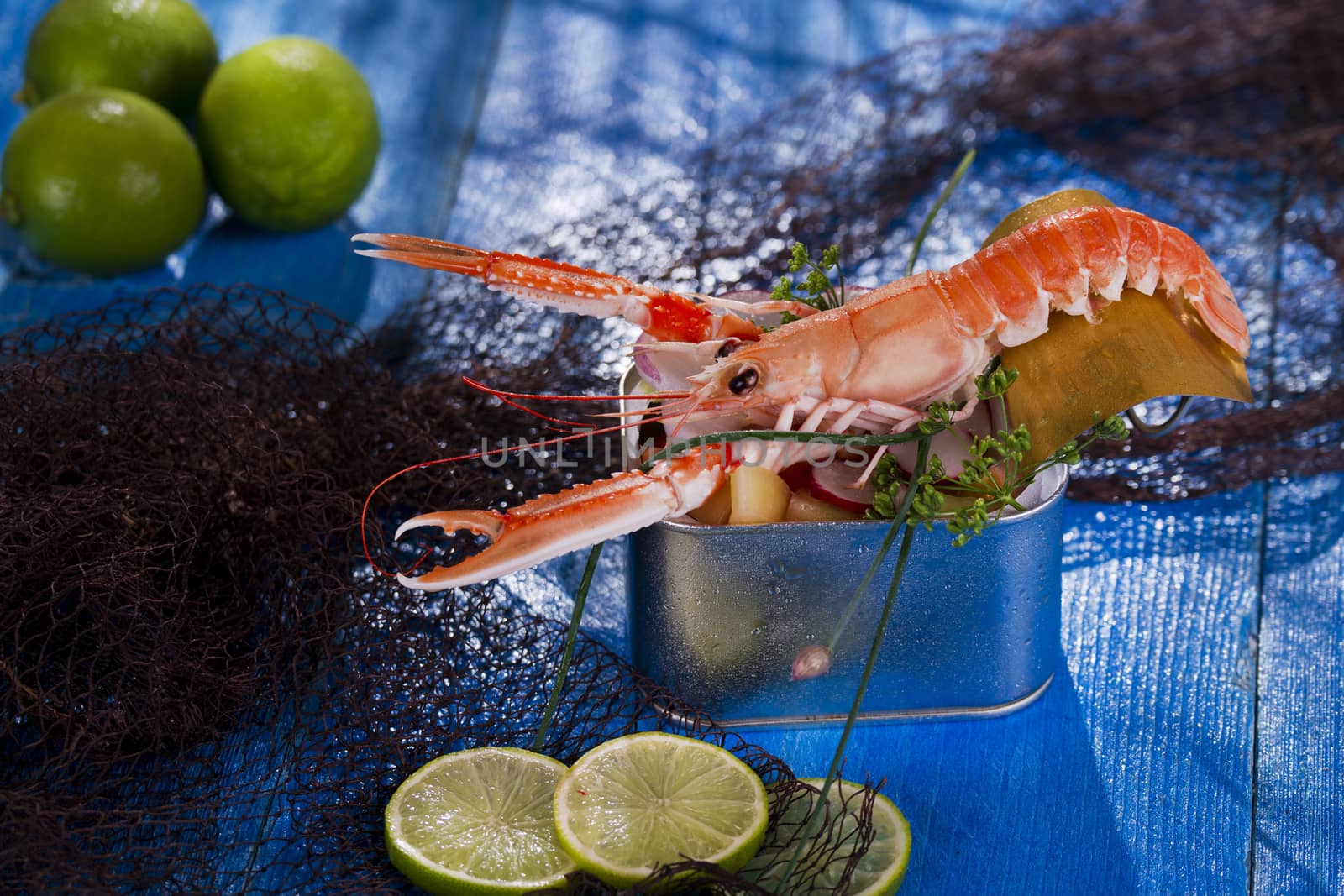 Presentation of a crustacean with mixed vegetables in box 