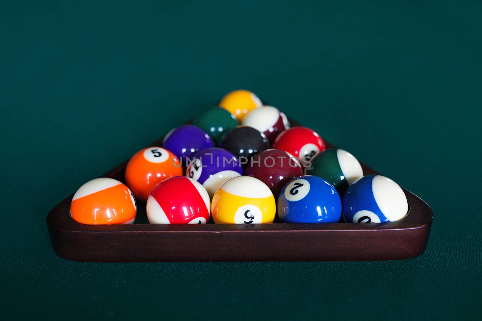 start position fifteen ball on green billiard table