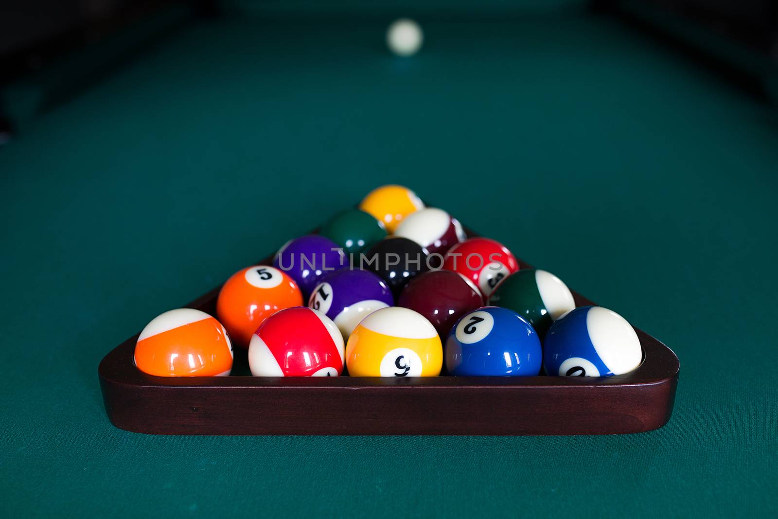 start position fifteen ball on green billiard table