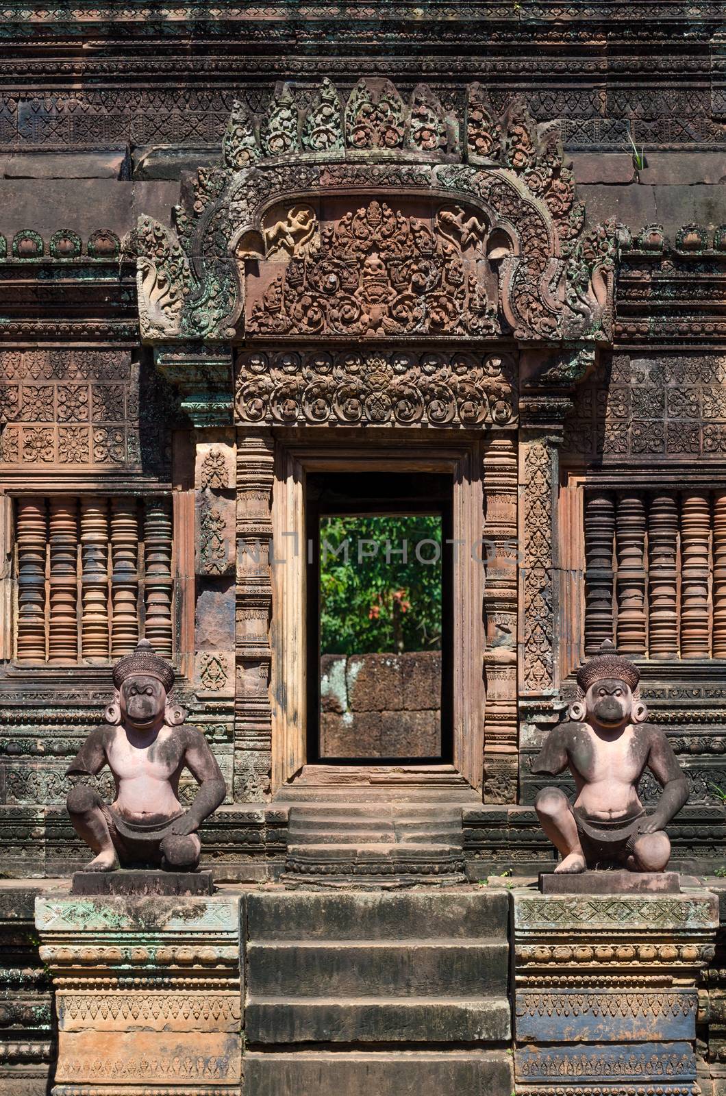 Ancient statues in Banteay Srei temple by siraanamwong