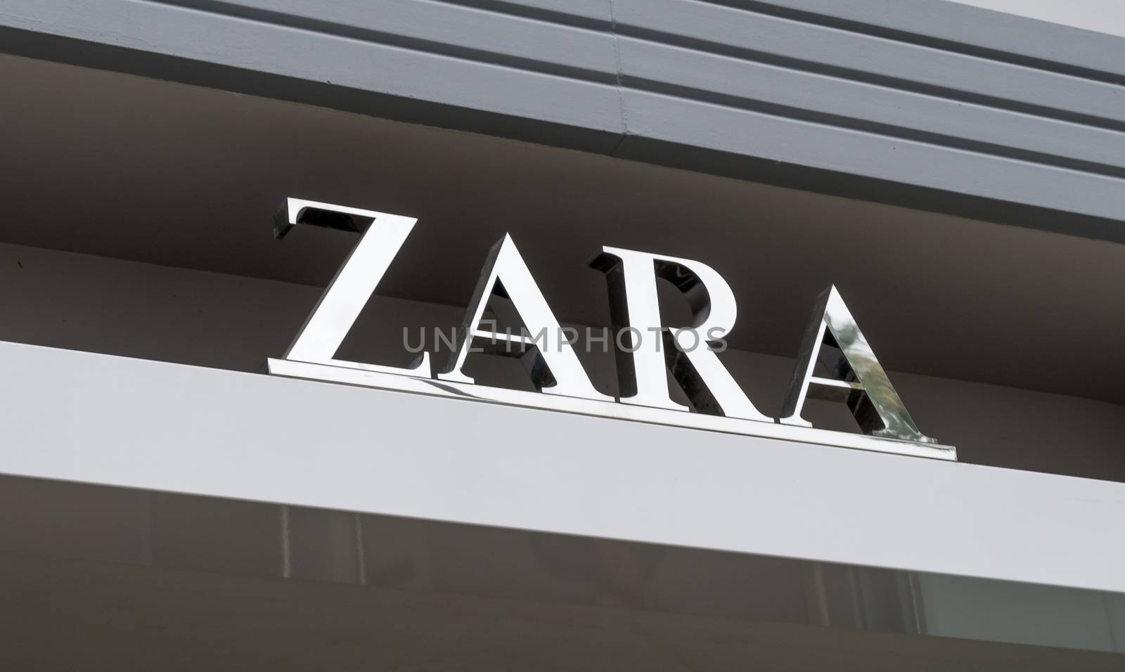 SANTA MONICA, CA/USA - MAY 12, 2016: Zara retail exterior and logo. Zara is a Spanish clothing and accessories retailer based in Arteixo, Galicia.