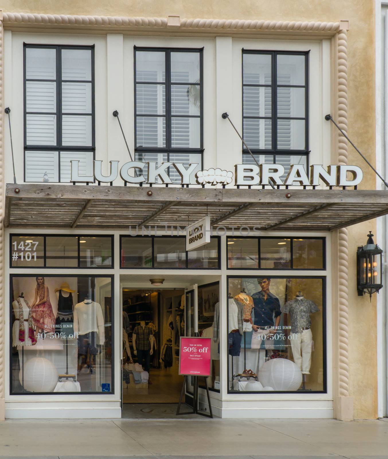 SANTA MONICA, CA/USA - MAY 12, 2016: Lucky Brand retail store and exterior. Lucky Brand Jeans is an American denim company founded in Vernon, California.