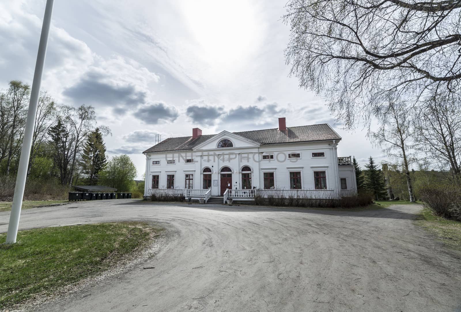 Baggbole Mansion in Spring with a partly cloudy sky.
