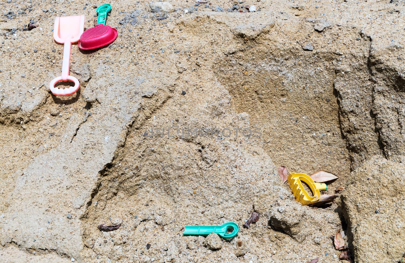 Toys on the sand by suthee