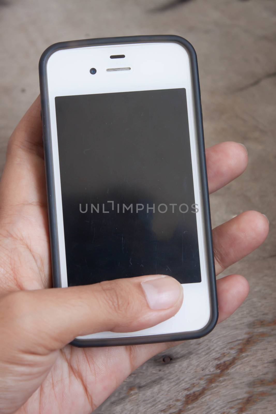 Smart phones in the hands of white women.
Wood background